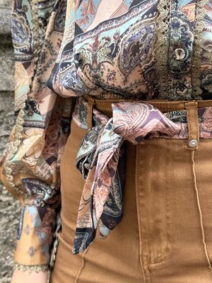 PANTALONI A GAMBA LARGA CON FOULARD