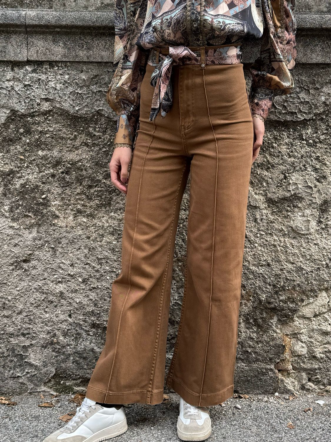PANTALONI A GAMBA LARGA CON FOULARD