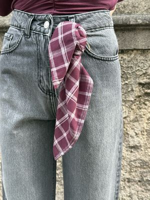 JEANS GRIGIO LAVATO CON FOULARD A QUADRI