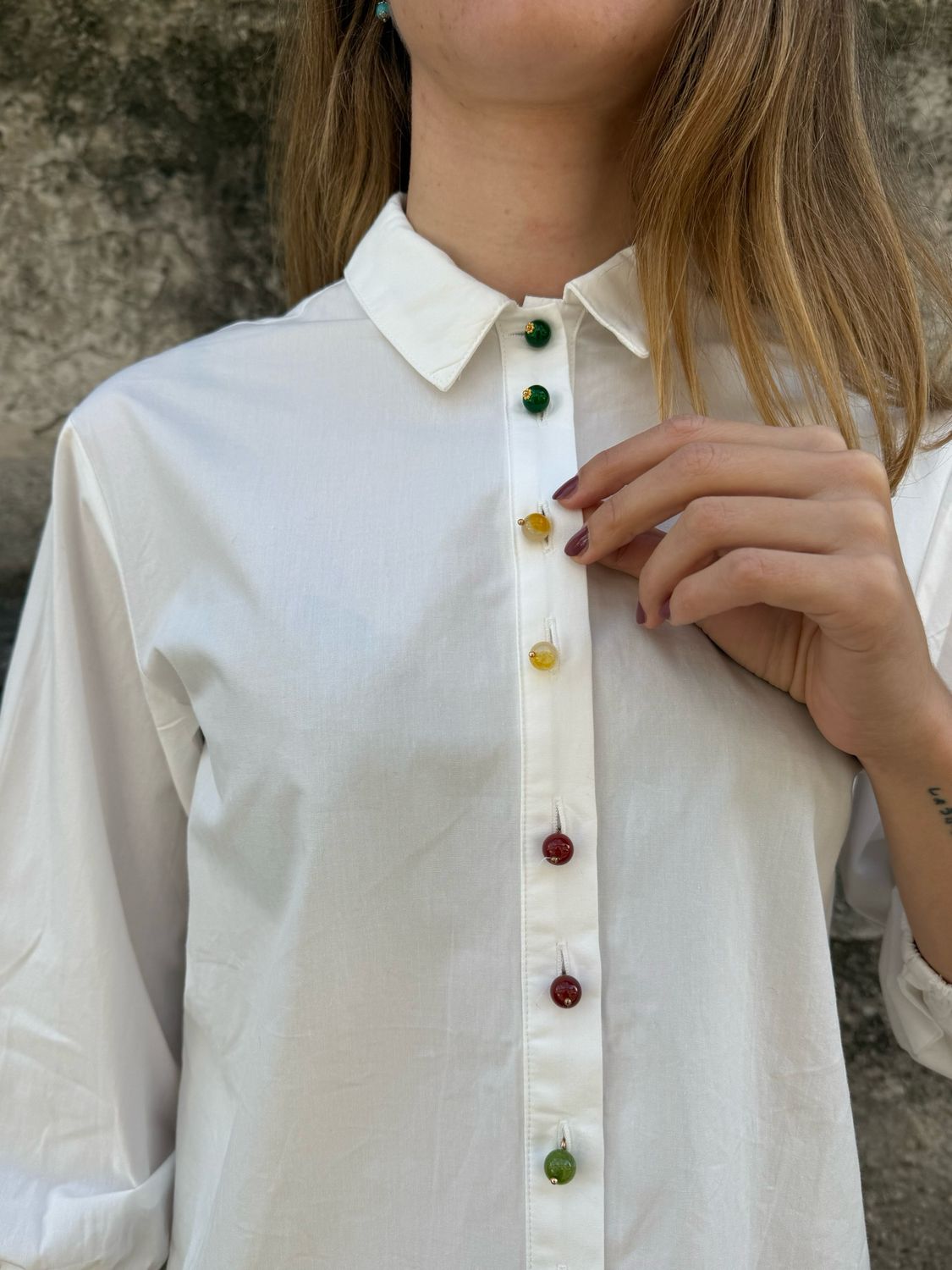 CAMICIA BIANCA CON BOTTONI COLORATI