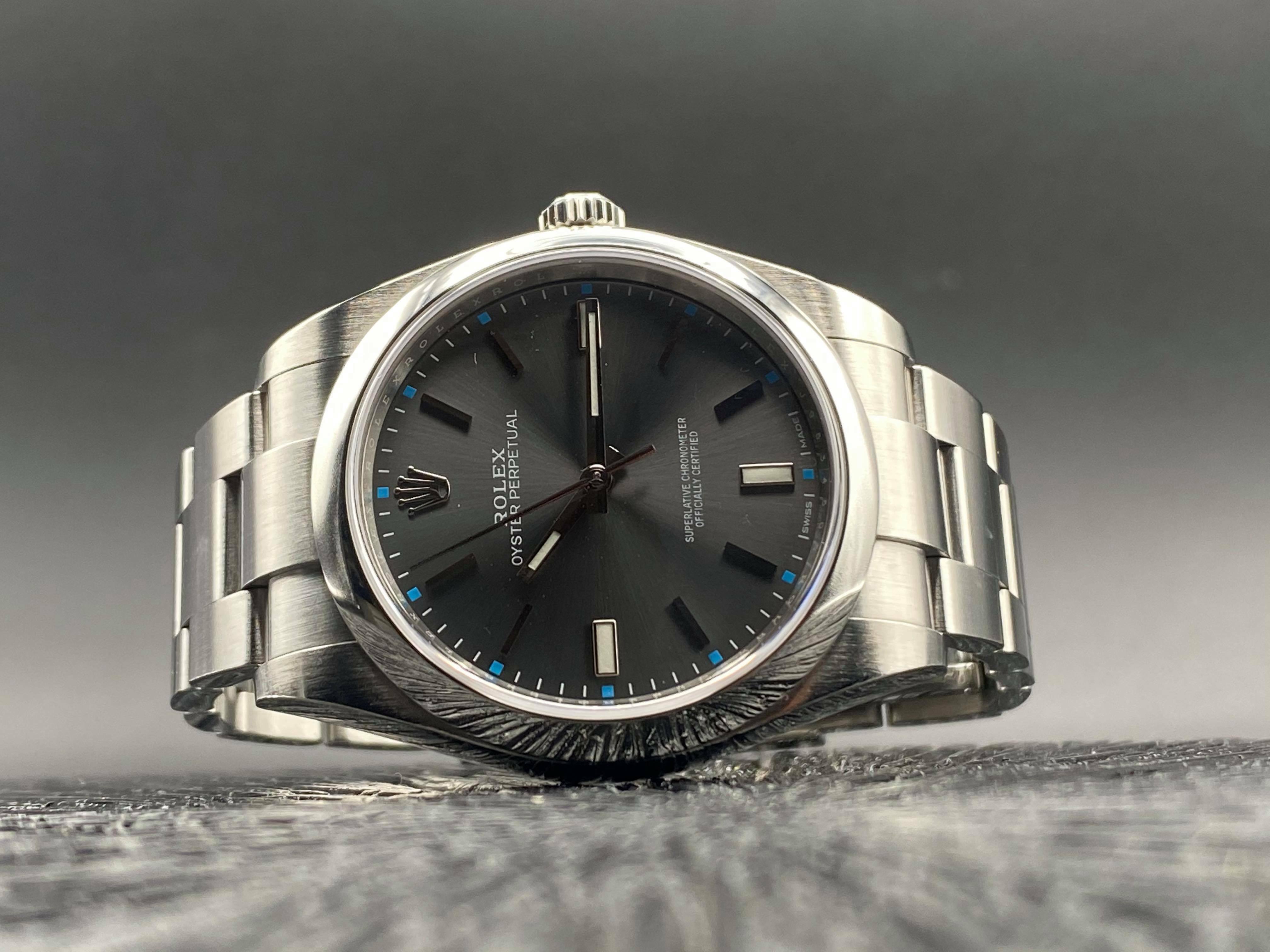 Rolex Oyster Perpetual 114300 39mm cadran rhodium full set