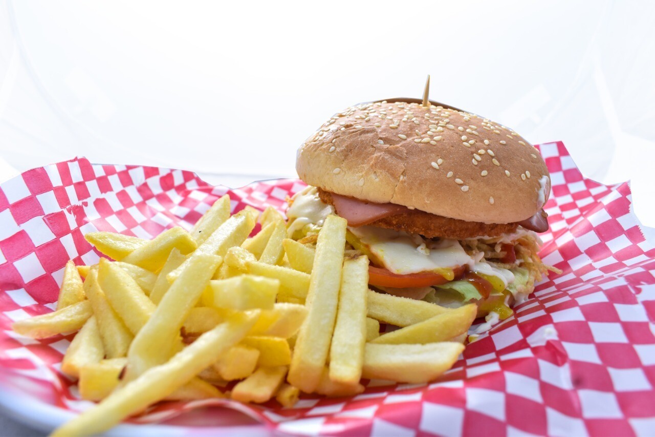 HAMBURGUESA CON PAPAS