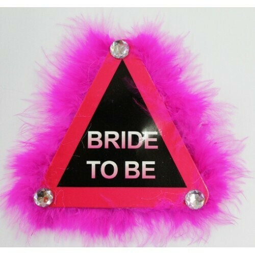 Σήμα BRIDE TO BE  τρίγωνο απαγορευτικό με πούπουλα φούξια και στρας 12cm x 12cm.