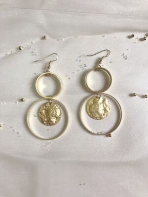 Χρυσά σκουλαρίκια με κρεμαστό στοιχείο