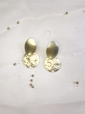 Σκουλαρίκια με μεταλλικό μοτίφ