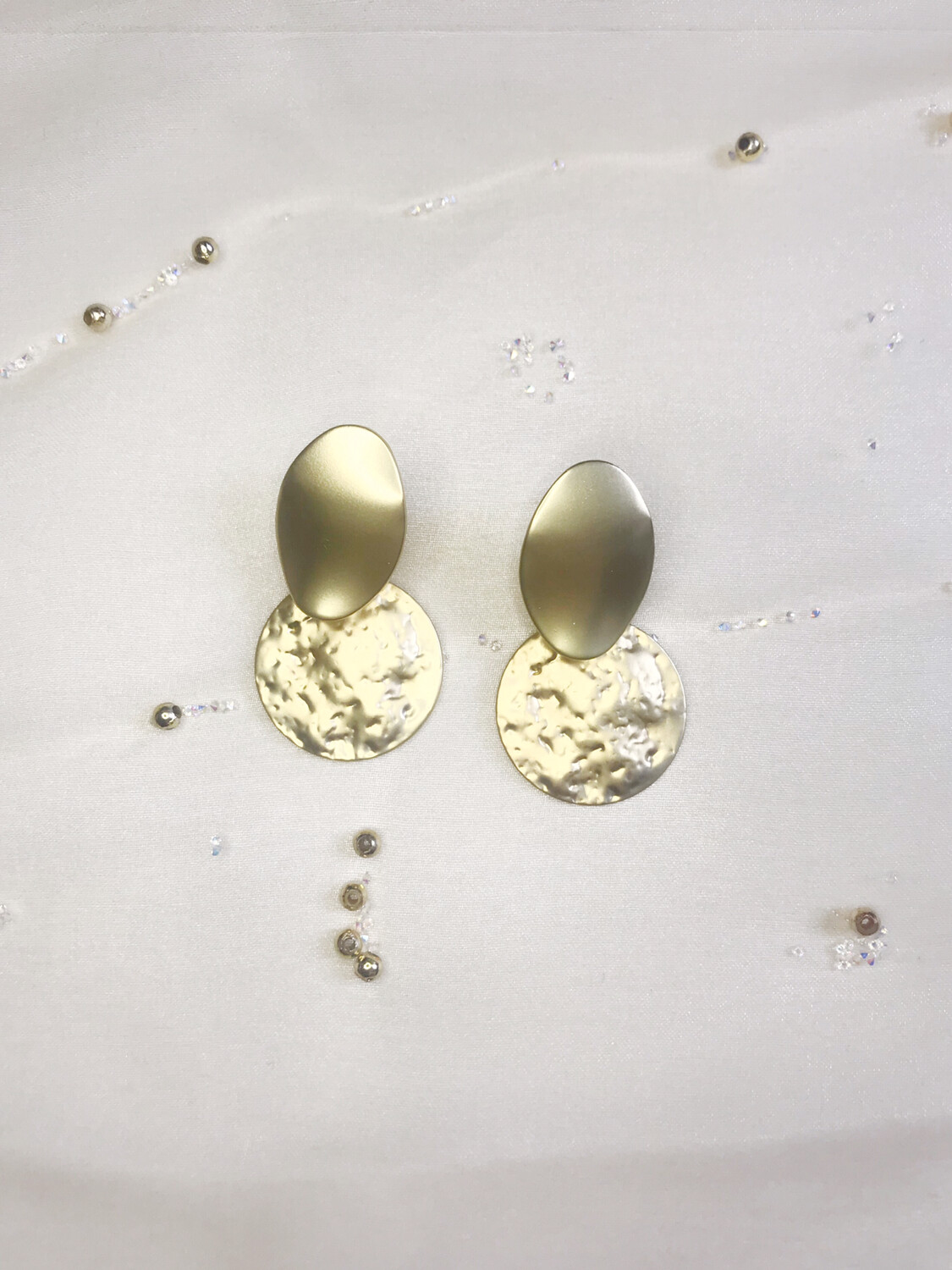 Σκουλαρίκια με μεταλλικό μοτίφ