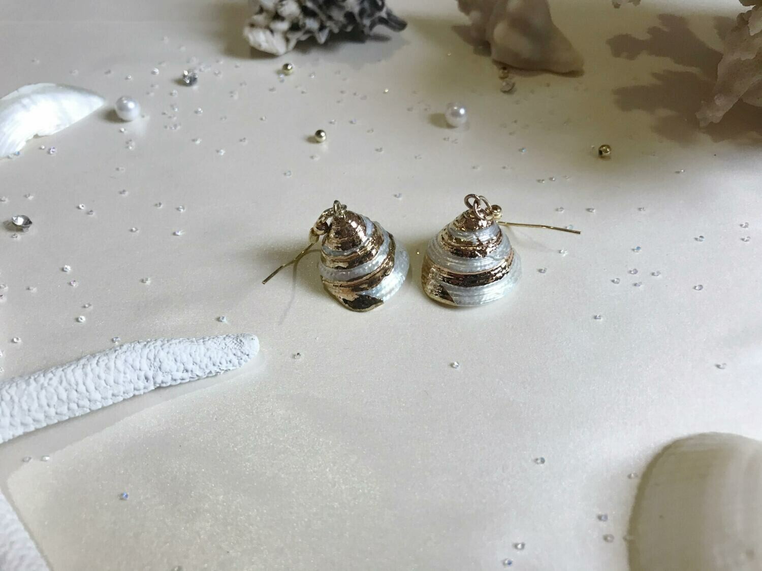 Σκουλαρίκια κοχύλι με χρυσές λεπτομέρειες