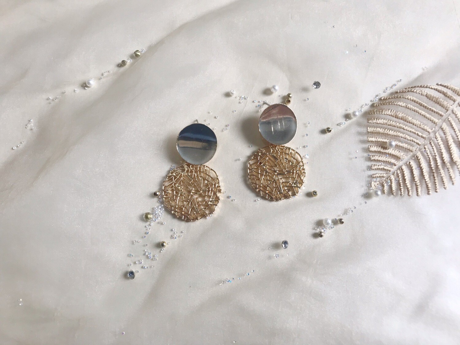 Κρεμαστά σκουλαρίκια σε χρυσή απόχρωση