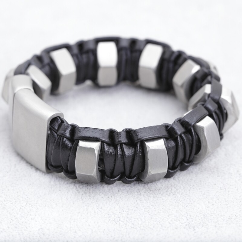 Massives Armband, aus schwarzem, handverarbeitetem Echt Leder und mattem Edelstahlelemente.