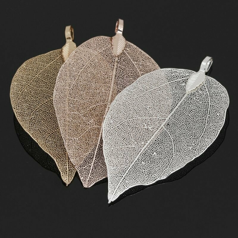 Blatt, versilbert oder vergoldet, mit Kautschuckkette