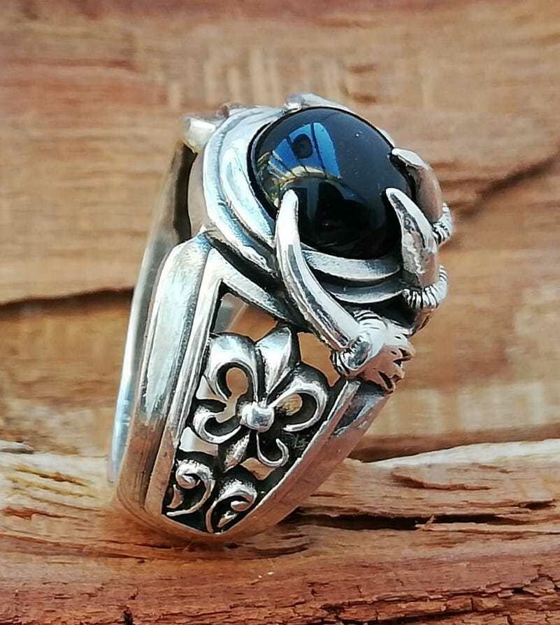 Schwarzer Onyx gefasst in Drachenkrallen mit französischer Lilie an der Seite, Echt Silber (925 )