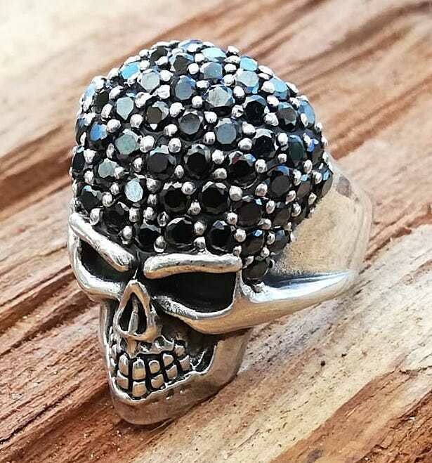 Black Skull, schwer und massiv mit high class black Zirkonias im Micro Setting, wunderschöner Totenkopfring für die Frau, Echt Silber (925 )