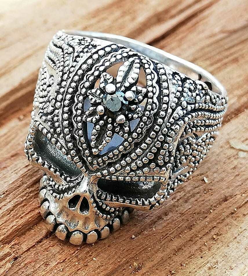 Totenkopf verziert mit Nidlepoints und einem schwarzen Zirkonia auf der Stirn