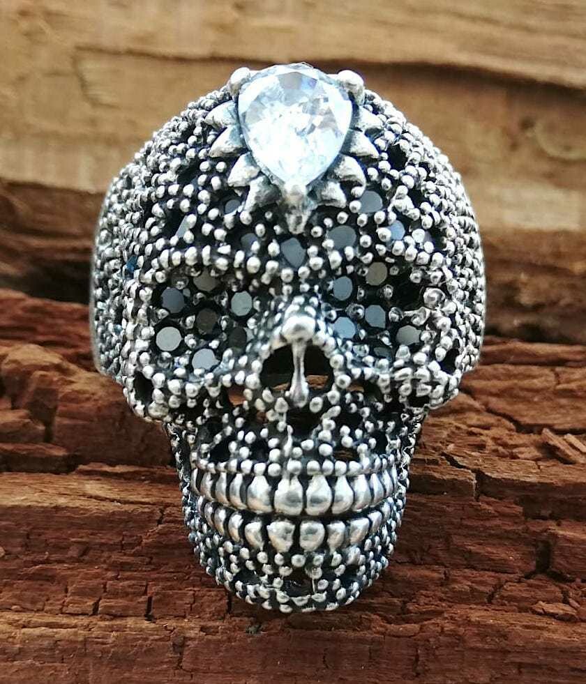 Totenkopf verziert mit Nidlepoints und einem weissen Zirkonia auf der Stirn, und schwarzen Zirkonias in den Augen, mit beweglichem Unterkiefer, Echt Silber