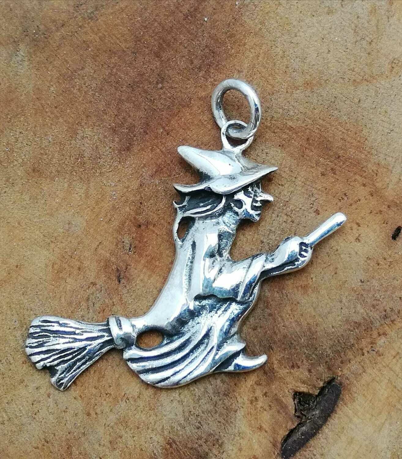 Hexe auf dem Besen, 925 Sterling Silber Anhänger