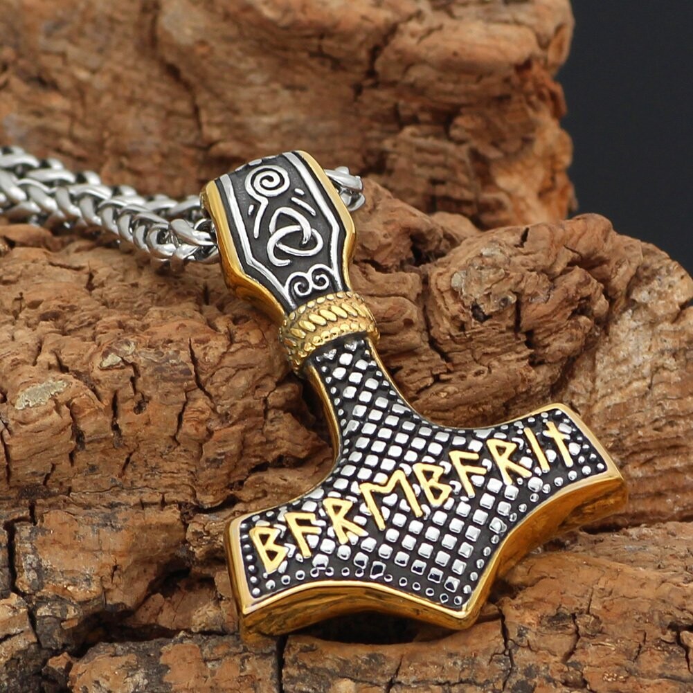 Mjölnir, Thors Hammer an einer 60 cm langen Edelstahlkette. Massiv und schwer, beidseitig tragbar.