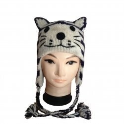 Zebra Kitty in schwarz weiss,  handgestrickt..mit Fleece  Innen  gefüttert...Mollig warm