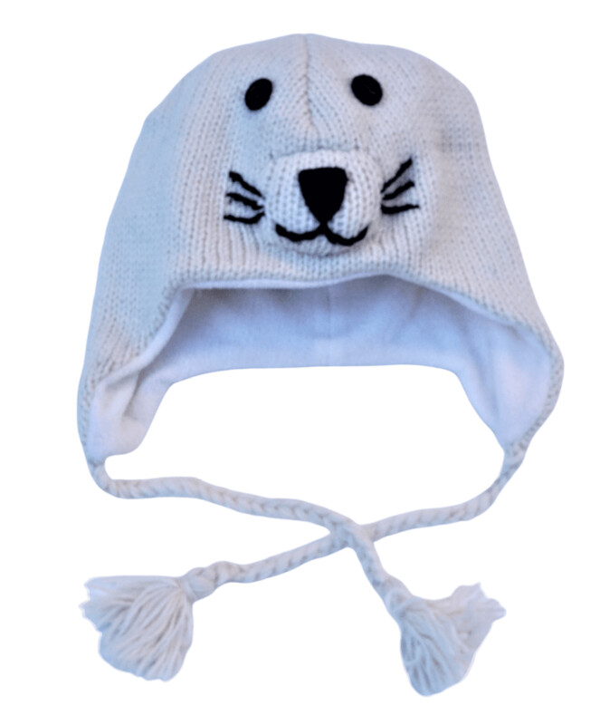 Robbe jung und frech in  weiss,  handgestrickt..mit Fleece  Innen  gefüttert...Mollig warm