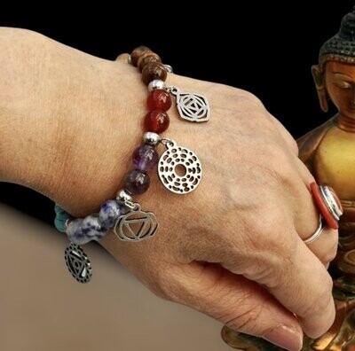 CHAKRA ARMBAND, elastisches Echt Stein Armband mit den 7 verschiedenen Chakra Steinen und den 7 Chakra Symbolen aus Edelstahl, Länge ca. 18 cm. Verpackt in einer schönen Bambus Schatulle.