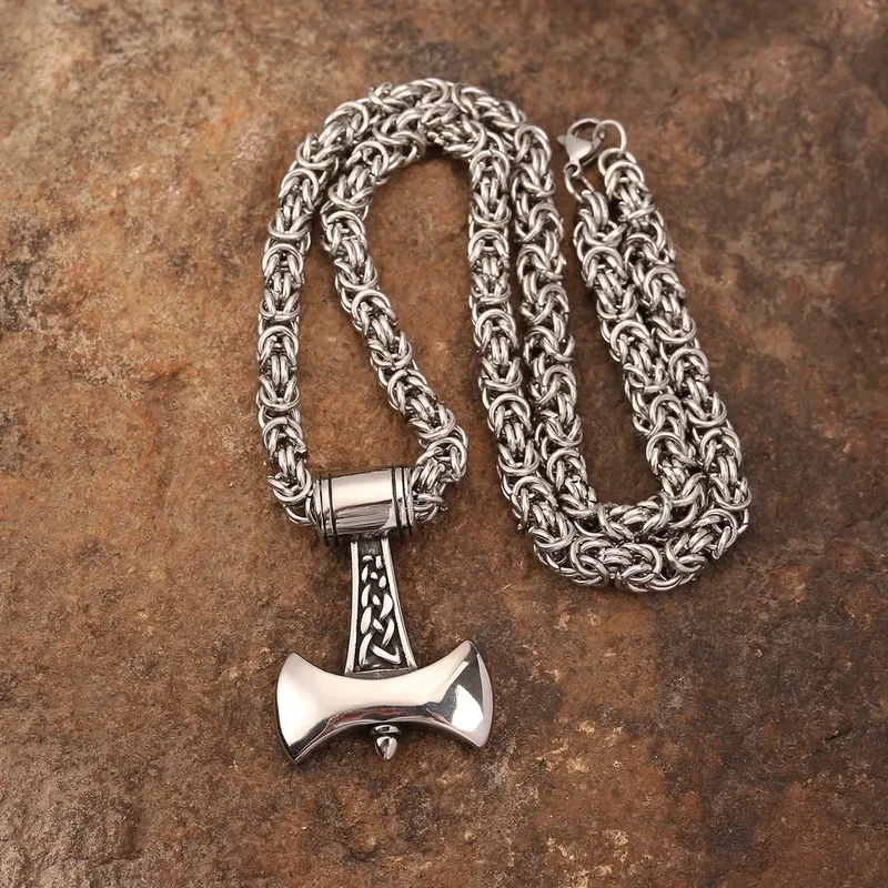 Mjölnir, Thors Hammer an einer massiven, schweren Königskette aus Edelstahlkette. Massiv und schwer.