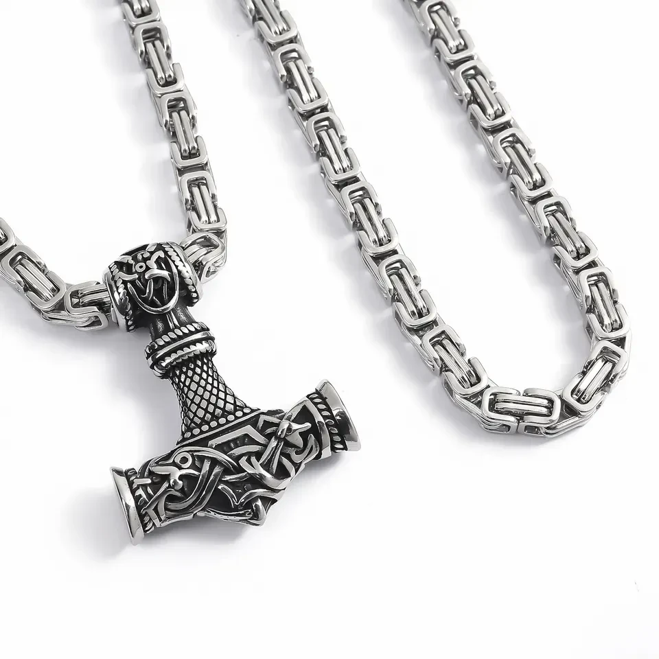 Mjölnir, Thors Hammer an einer massiven, schweren Königskette aus Edelstahlkette. Massiv und schwer.