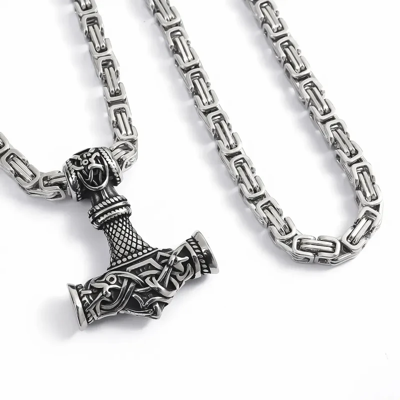 Mjölnir, Thors Hammer an einer massiven, schweren Königskette aus Edelstahlkette. Massiv und schwer.