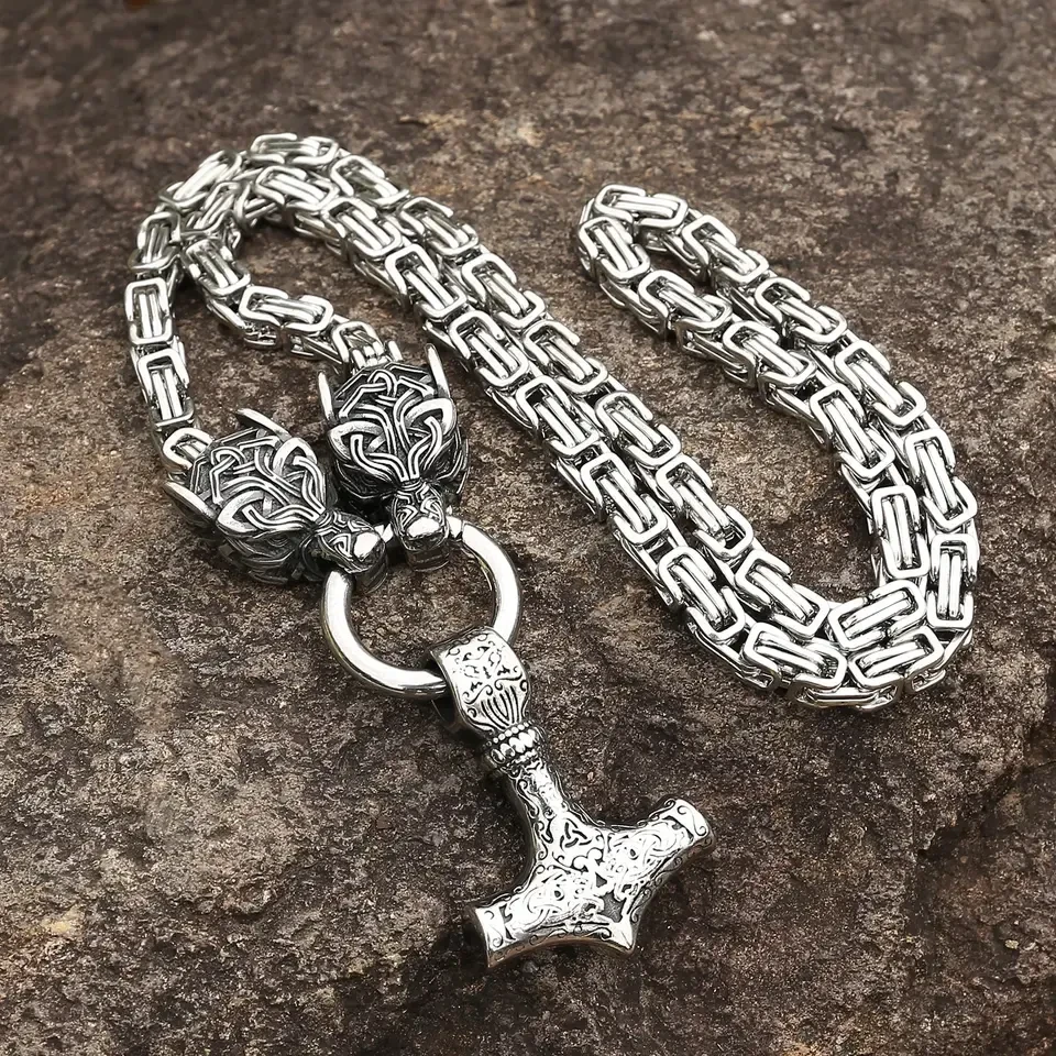 Mjölnir, Thors Hammer an einer massiven, schweren Königskette aus Edelstahlkette. Massiv und schwer, beidseitig tragbar.
