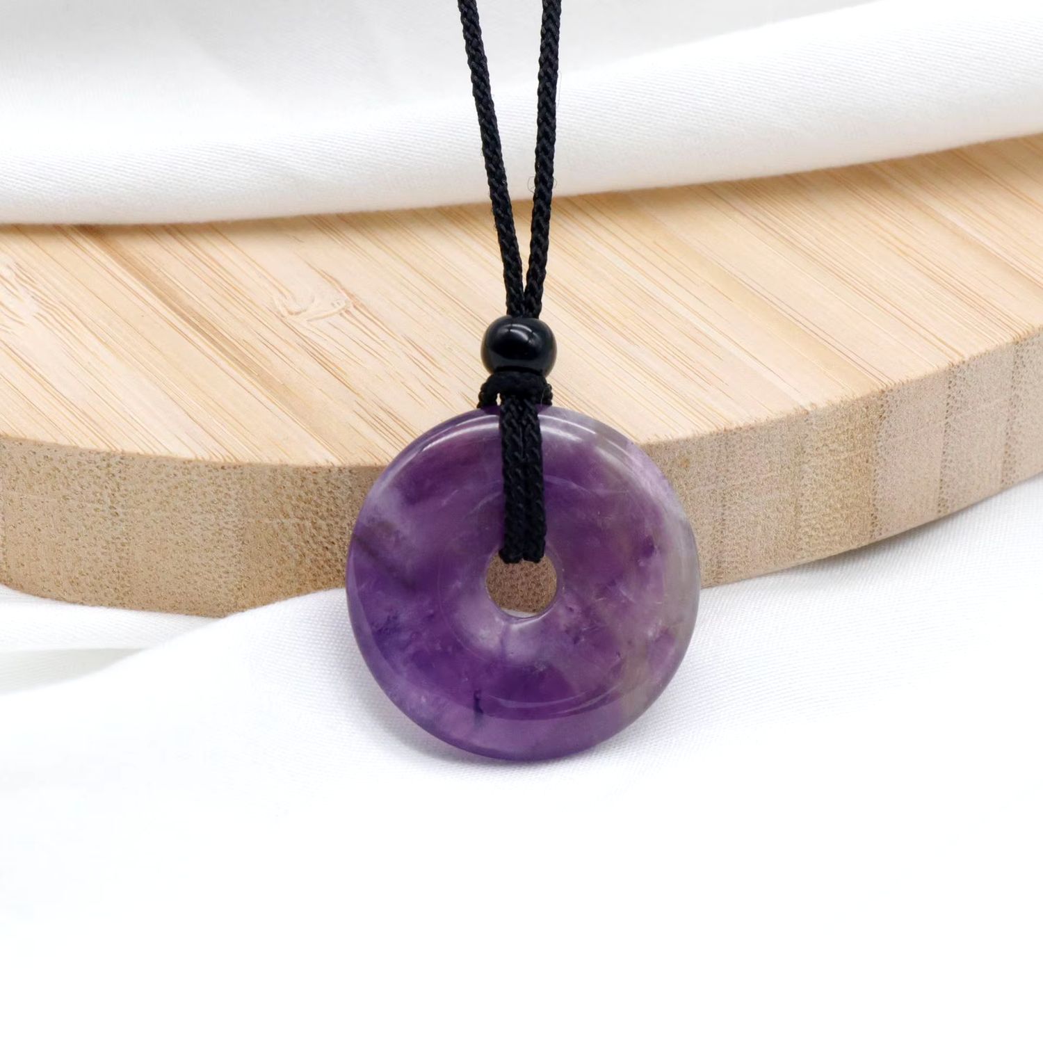 Amethyst Stein Donut 30mm an verstellbarem Band