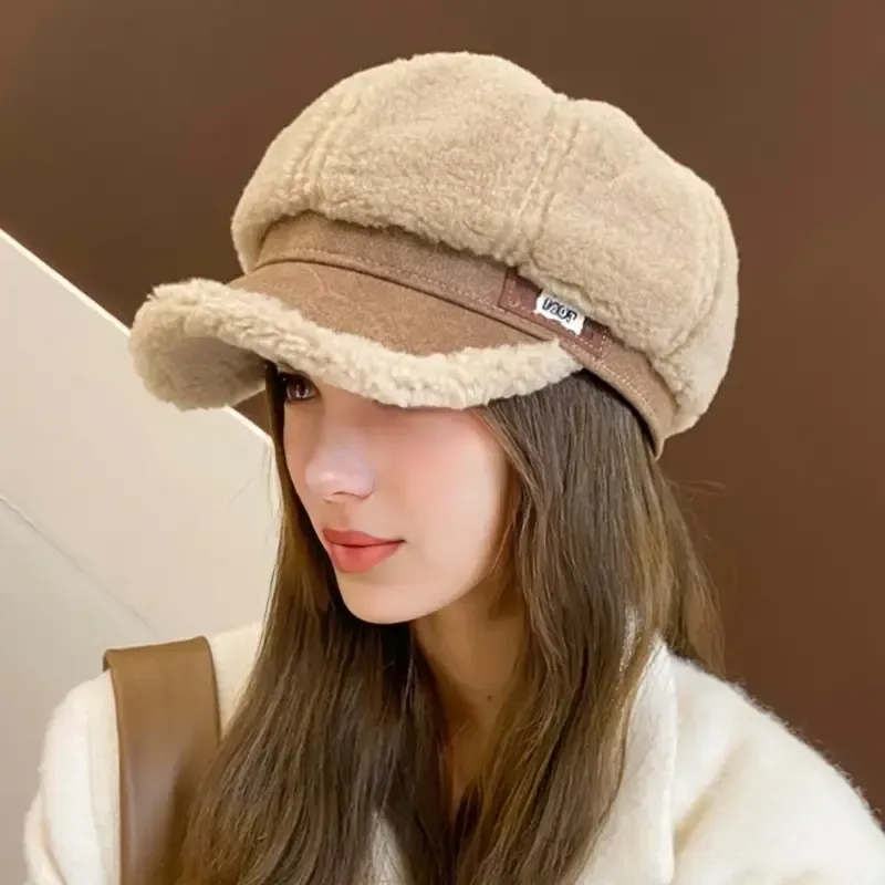 Schirmmütze in Schafspelz-Optik, Beret Mütze für die elegante Frau in Beige Schirmmütze in Schafspelz-Optik, Beret Mütze für die elegante Frau in Beige