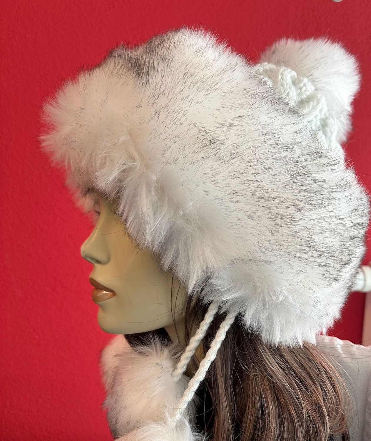 Caniche, Mongolen Mütze aus der hohen Tatra, mit Fleecefutter, in Weiß gestrickt (mit Glitzer) und weiß-grauem Verlaufsfell, Wintermütze mit Fellbommeln aus Fellimitat, Handarbeit aus EU