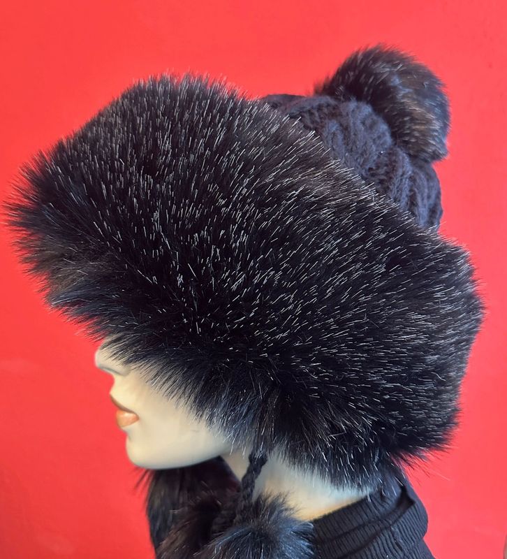 Caniche, Mongolen Mütze aus der hohen Tatra, mit Fleecefutter, in Schwarz gestrickt und schwarzem Fino-Fell , Wintermütze mit Fellbommeln aus Fellimitat, Handarbeit aus EU