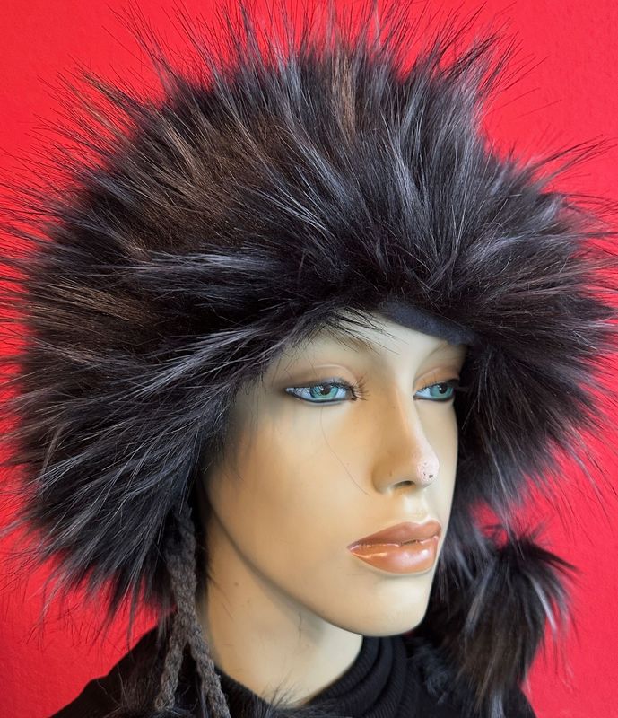 Caniche TZ , Tatra Mütze,Mongolen Mütze  aus der hohen Tatra mit Fleecefutter, in Dunkelgrau gestrickt mit  Schwarz und Silbernen Strähnchen als  Fellrand,  aus Fellimitat, Handarbeit aus EU
