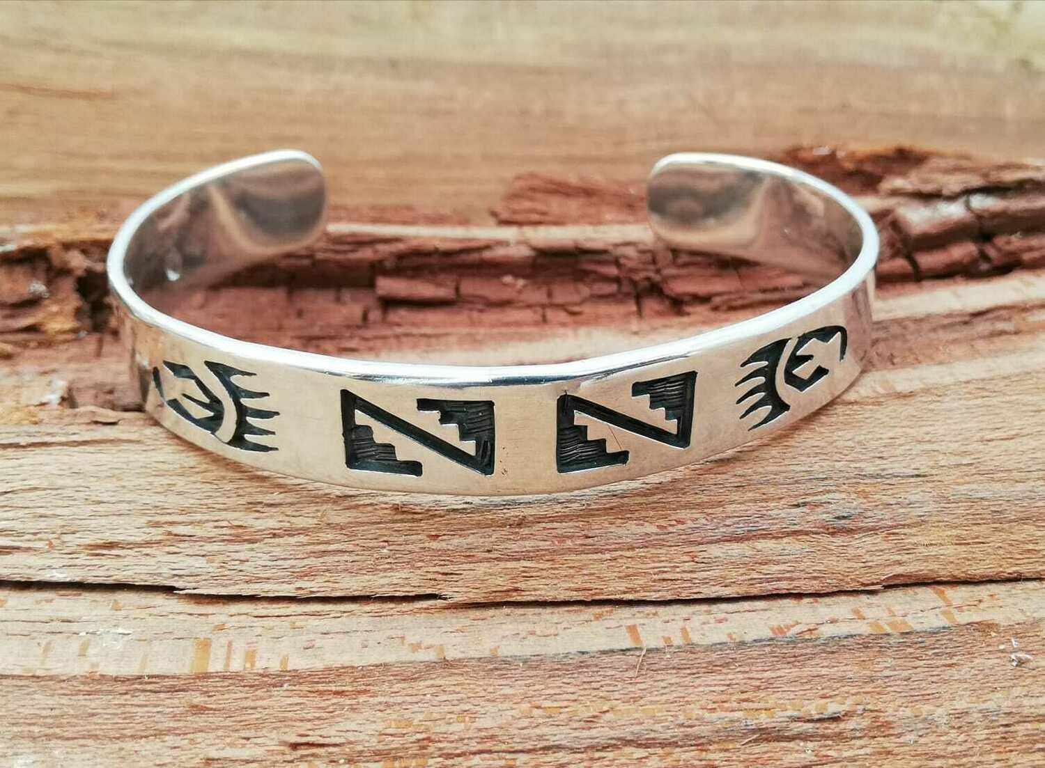 Hopi Indianerarmreif Bear Paw, Bärentatze und gemotrische Muster, Echt Silber 925, massiv, handgearbeitet, Made in USA Hopi Indianerarmreif Bear Paw, Bärentatze und gemotrische Muster, Echt Silber 925, massiv, handgearbeitet, Made in USA