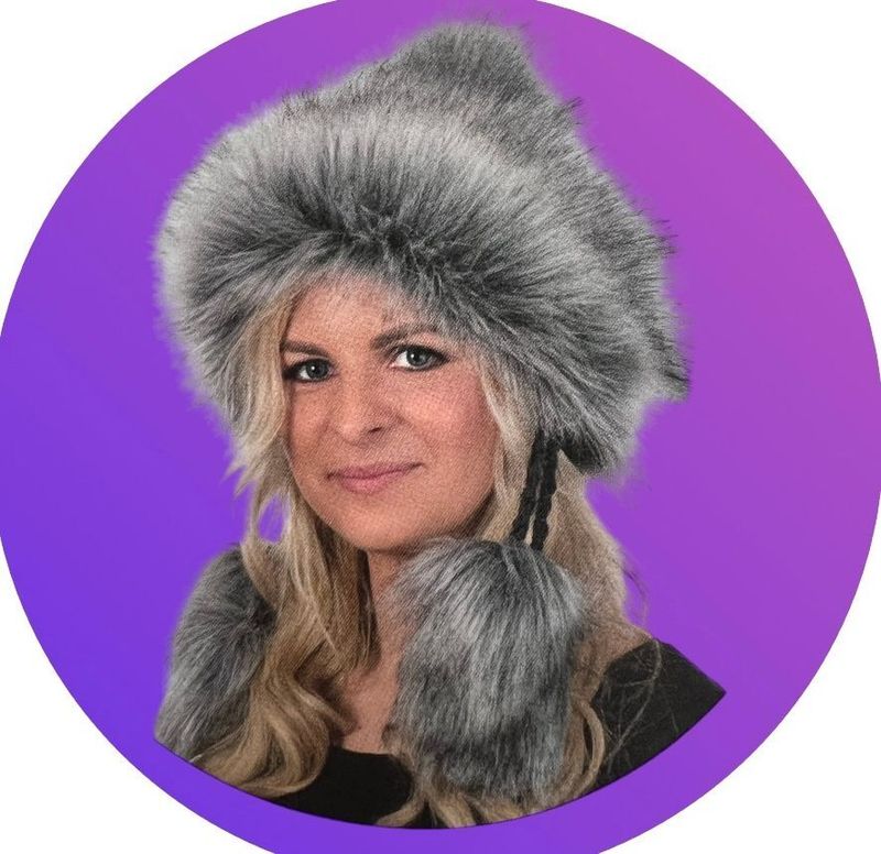 Caniche , Mongolen Mütze  aus der hohen Tatra mit Fleecefutter, in Hell-Grau gestrickt mit grauem Fellverlauf, Wintermütze mit Fellbommeln aus Fellimitat, Handarbeit aus EU