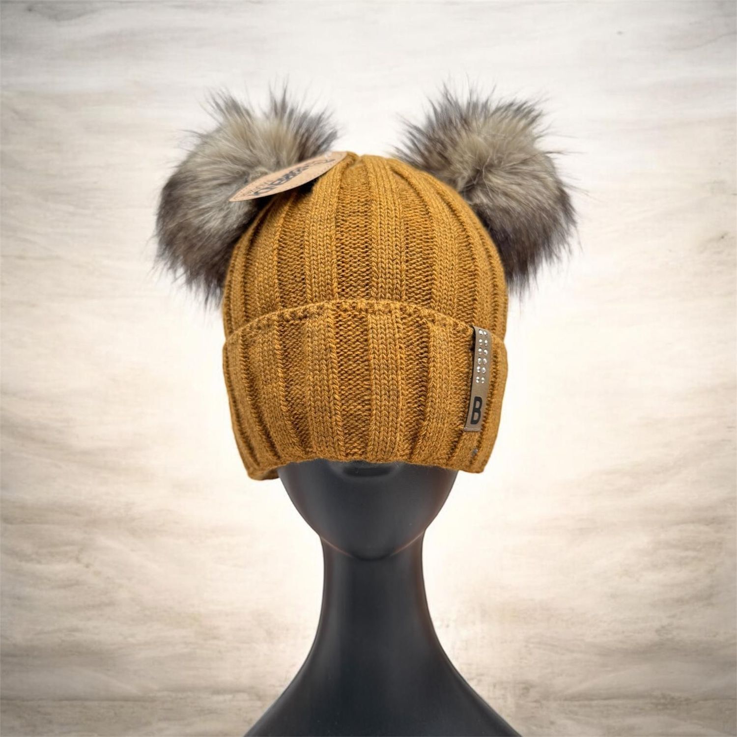 Strickmütze Mickey in Senf, mit 2 Doppel Bommeln in grau , Handarbeit und mit Polarfleece gefüttert, Handmade in der EU, mollig warme Mütze