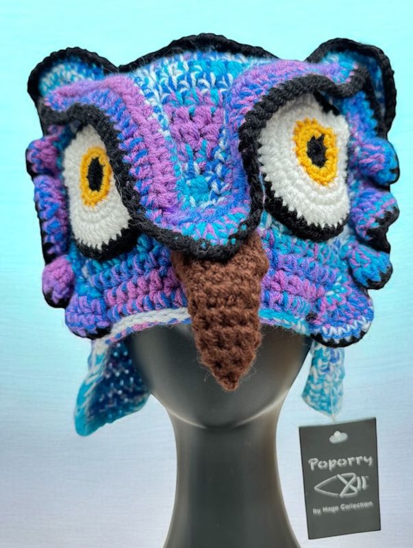 Eule Lechuza,  Poporry Exclusiv, handgehäkelte Unikatsmütze von Lidia Astete-Hage, Eulen-Mütze in bunt