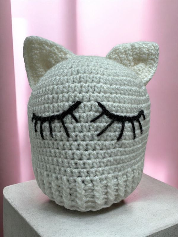 Beanie Miauu in weiß,  Poporry Exclusiv, handgehäkelte Unikatsmütze von Lidia Astete-Hage, Katzenmütze in Weiss