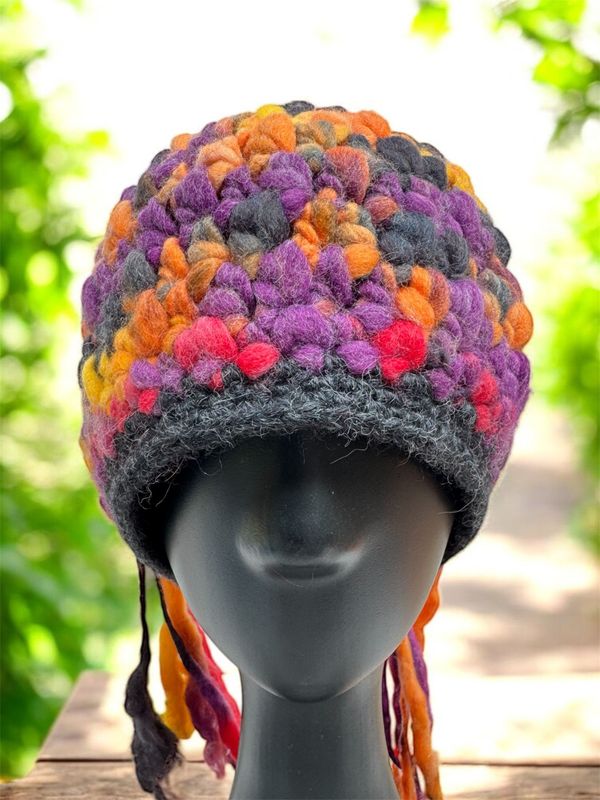 Rasta Mütze Marley,  Poporry Exclusiv, handgehäkelte Unikatsmütze von Lidia Astete-Hage, mit Öffnung für Haare, 100% Wolle
