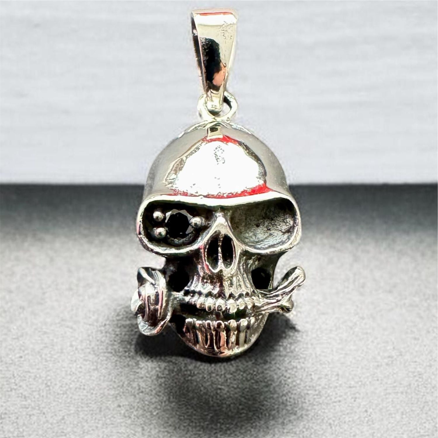 Totenkopf mit Rose im Mund und schwarzem Zirkonia Auge,  Echt Silber 925 Anhänger