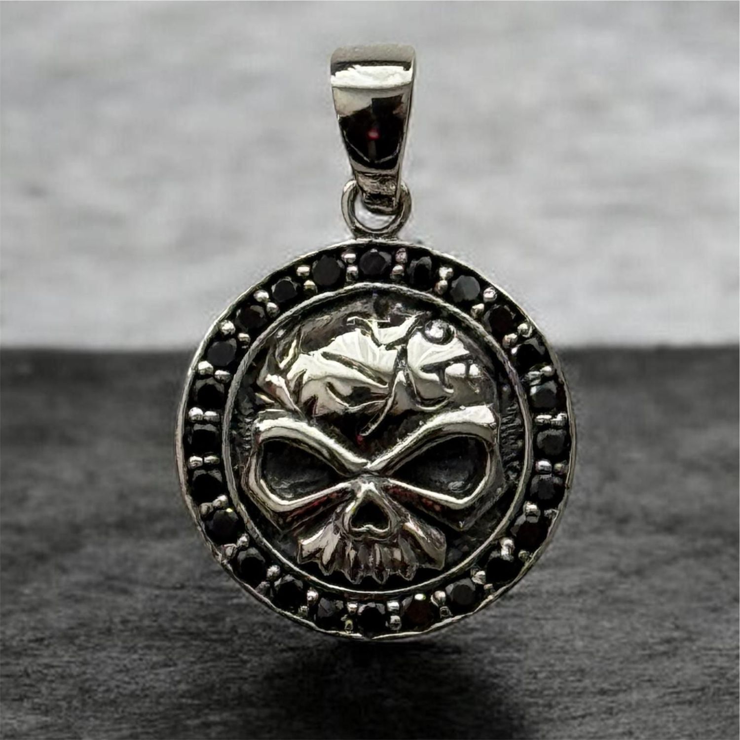 Totenkopf, Skull,  rund mit schwarzen Zirkonias,  Echt Silber 925 Anhänger