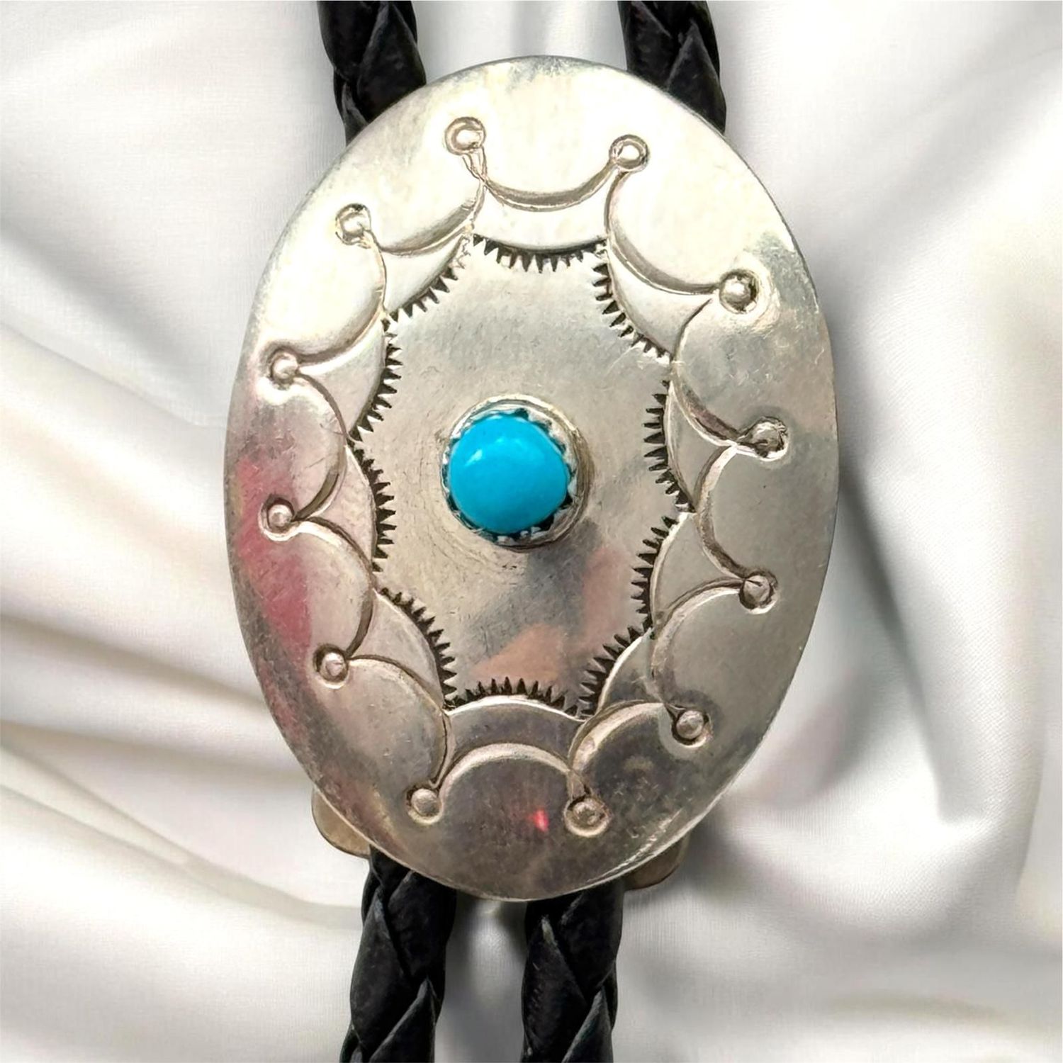 Bolo Tie, Original Navajo Indianer Arbeit aus den USA, mit zentralem Türkis in der Mitte und traditionellen Gravurdetails,  Bolo Tie Navajo Sterling Silver with turquoise