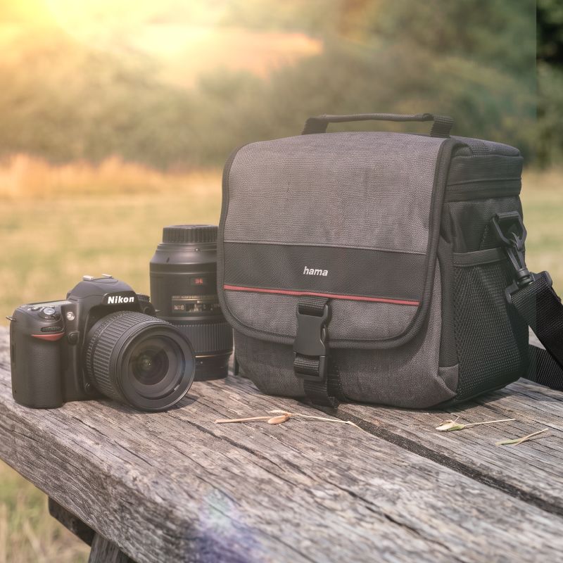 Grau-schwarze Hama Kameratasche für DSLR und Systemkameras neben einer Nikon D80 mit AF-S Nikkor 18-105mm Objektiv und einem AF-S Micro Nikkor 105mm.