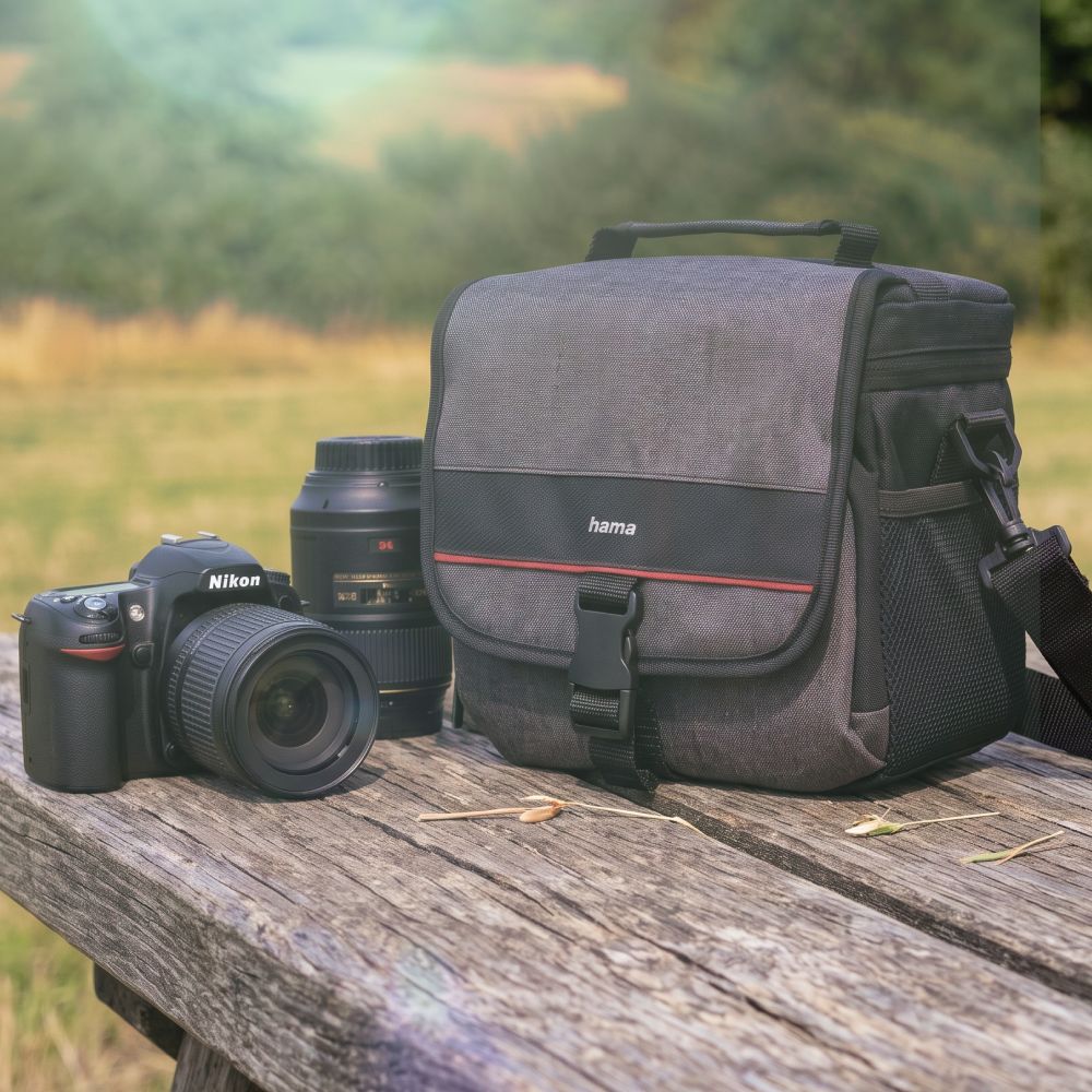 Grau-schwarze Hama Kameratasche für DSLR und Systemkameras neben einer Nikon D80 mit AF-S Nikkor 18-105mm Objektiv und einem AF-S Micro Nikkor 105mm.
