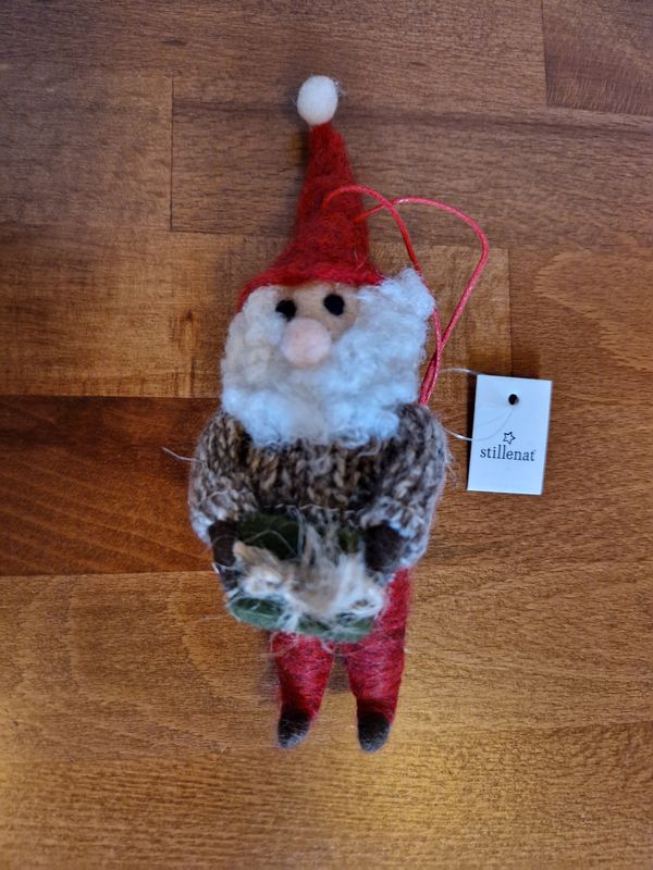 Santa's helper for hanging felt