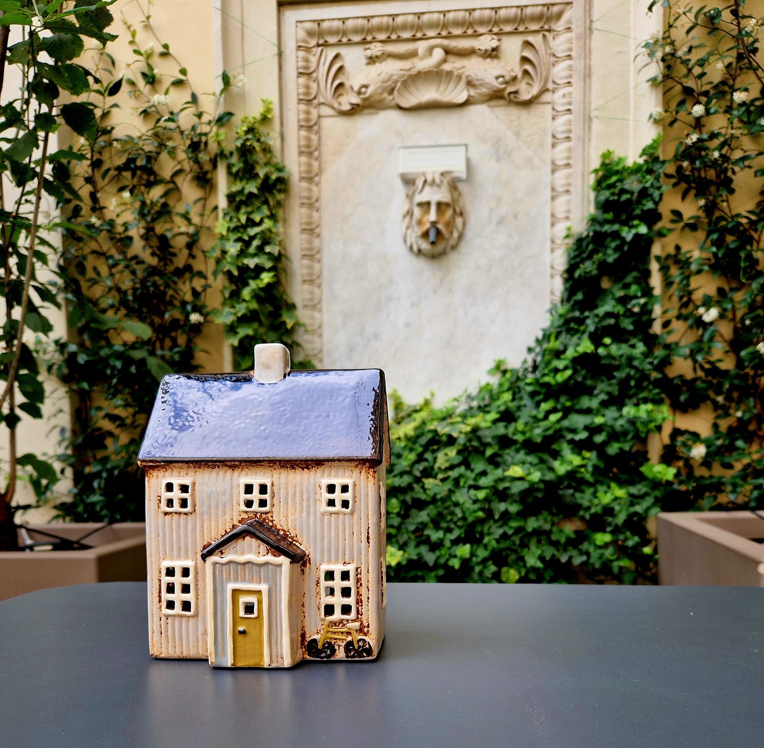 House F/Tealight Visby Bicycle In Front Black Roof