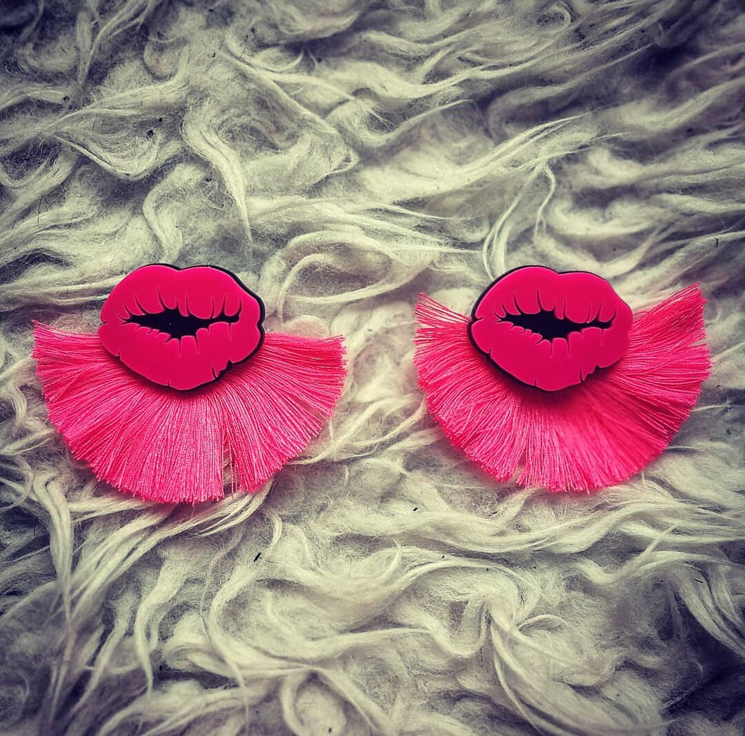 PENDIENTES BESOS FLECOS labios 