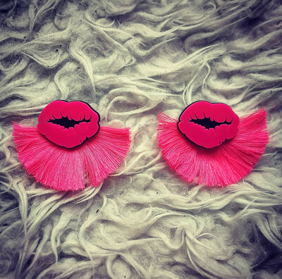 PENDIENTES BESOS FLECOS labios 