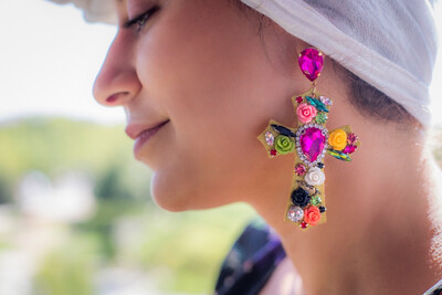 PENDIENTES CRUCES CRUZ FLORES PEDRERÍA CROSS EARRINGS
