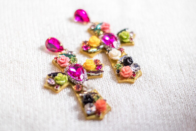 PENDIENTES CRUCES CRUZ FLORES PEDRERÍA CROSS EARRINGS