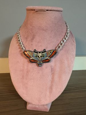 Collarin tipo choker cadena negra gruesa collar polilla tattoo